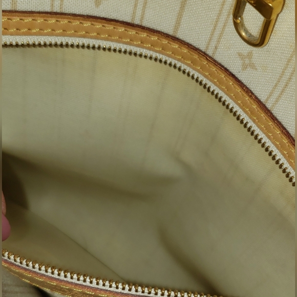 Louis Vuitton Neverfull MM - Picture 13 of 16